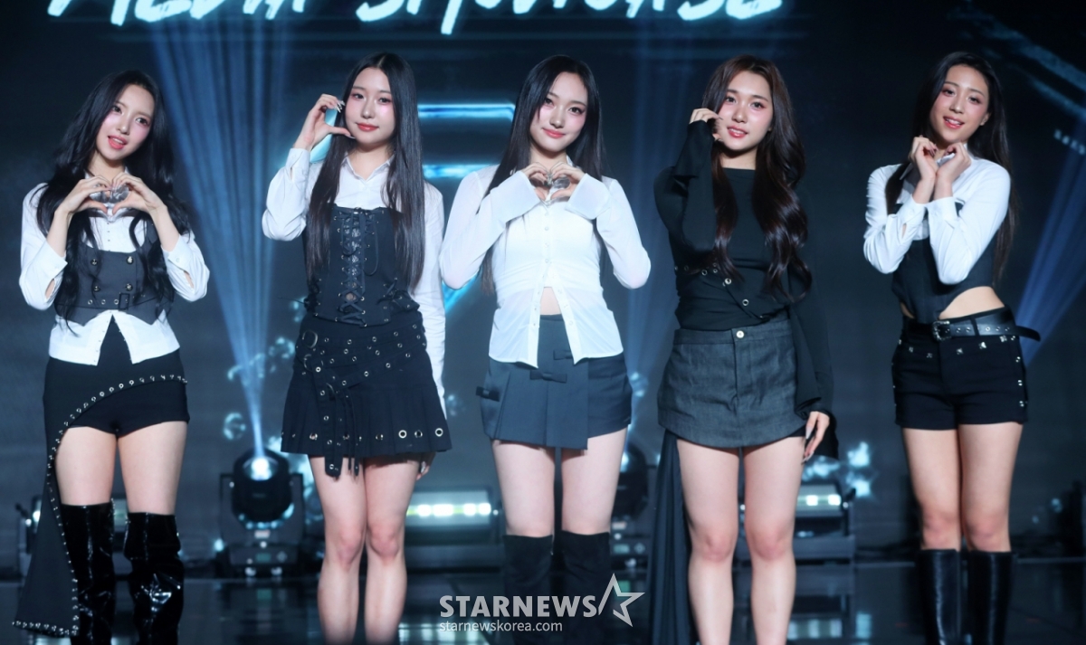 [서울=뉴시스] 김혜진 기자 = 그룹 VVS(왼쪽부터 브리트리, 아일리, 라나, 지우, 리원)가 22일 오후 서울 강남구 일지아트홀에서 열린 데뷔 싱글 'TEA' 발매 기념 쇼케이스에서 포즈를 취하고 있다. 2025.04.22. jini@newsis.com /사진=김혜진