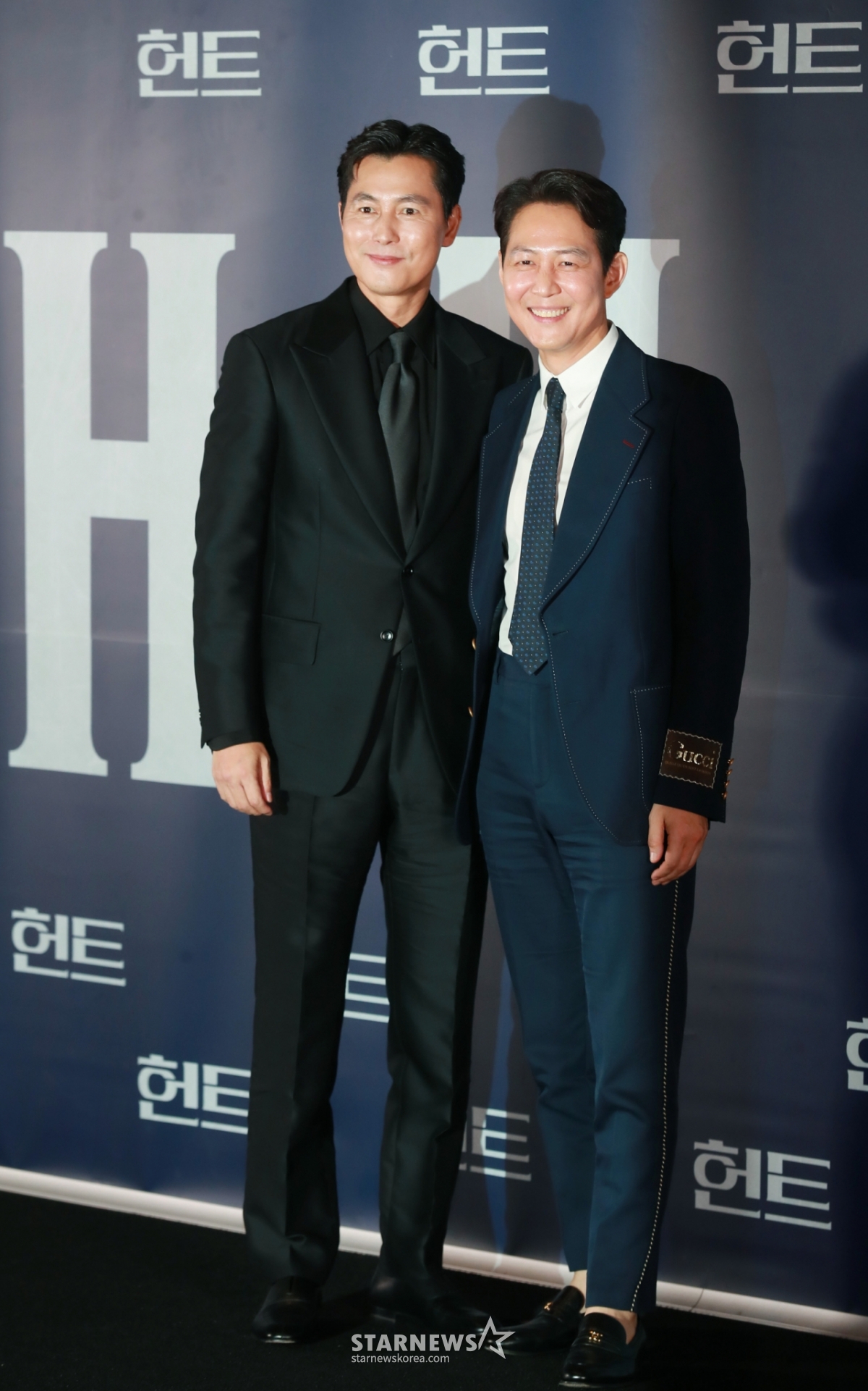 배우 정우성, 이정재가 27일 오후 서울 강남구 메가박스 코엑스점에서 진행된 영화 '헌트'(감독 이정재) 언론시사회에 참석해 포즈를 취하고 있다. 조직 내 숨어든 스파이를 색출하기 위해 서로를 의심하는 안기부 요원 박평호와 김정도의 이야기를 그린 영화 '헌트'는 8월 10일 개봉한다. /2022.07.27