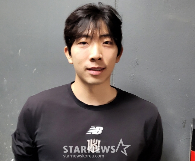 KT 오원석이 22일 SSG전 승리 후 취재진과 인터뷰를 하고 있다. /사진=안호근 기자