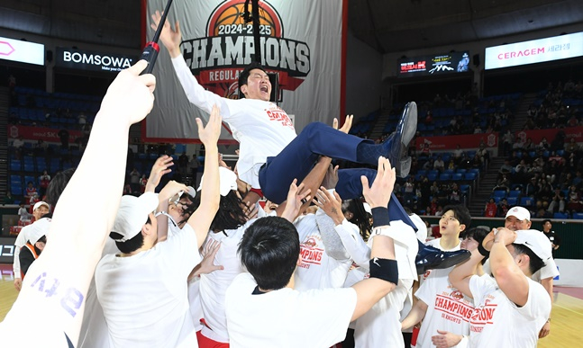 SK 전희철 감독이 정규리그 우승 후 선수들의 헹가래를 받고 있다. /사진=KBL 제공