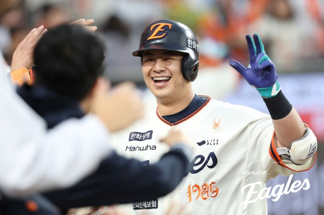 한화 노시환이 홈런을 기뻐하고 있다. /사진=한화 이글스 제공