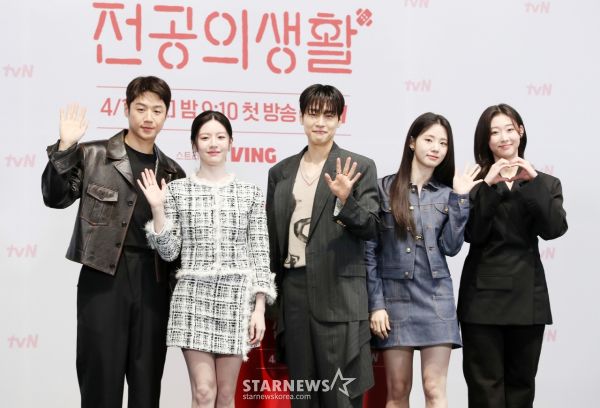 배우 정준원, 고윤정, 강유석, 신시아, 한예지가 10일 오후 서울 구로구 라마다신도림에서 열린 tvN 새 토일드라마 '언젠가는 슬기로울 전공의생활' 제작발표회에서 포즈를 취하고 있다. /2025.04.10 /사진=김휘선 hwijpg@