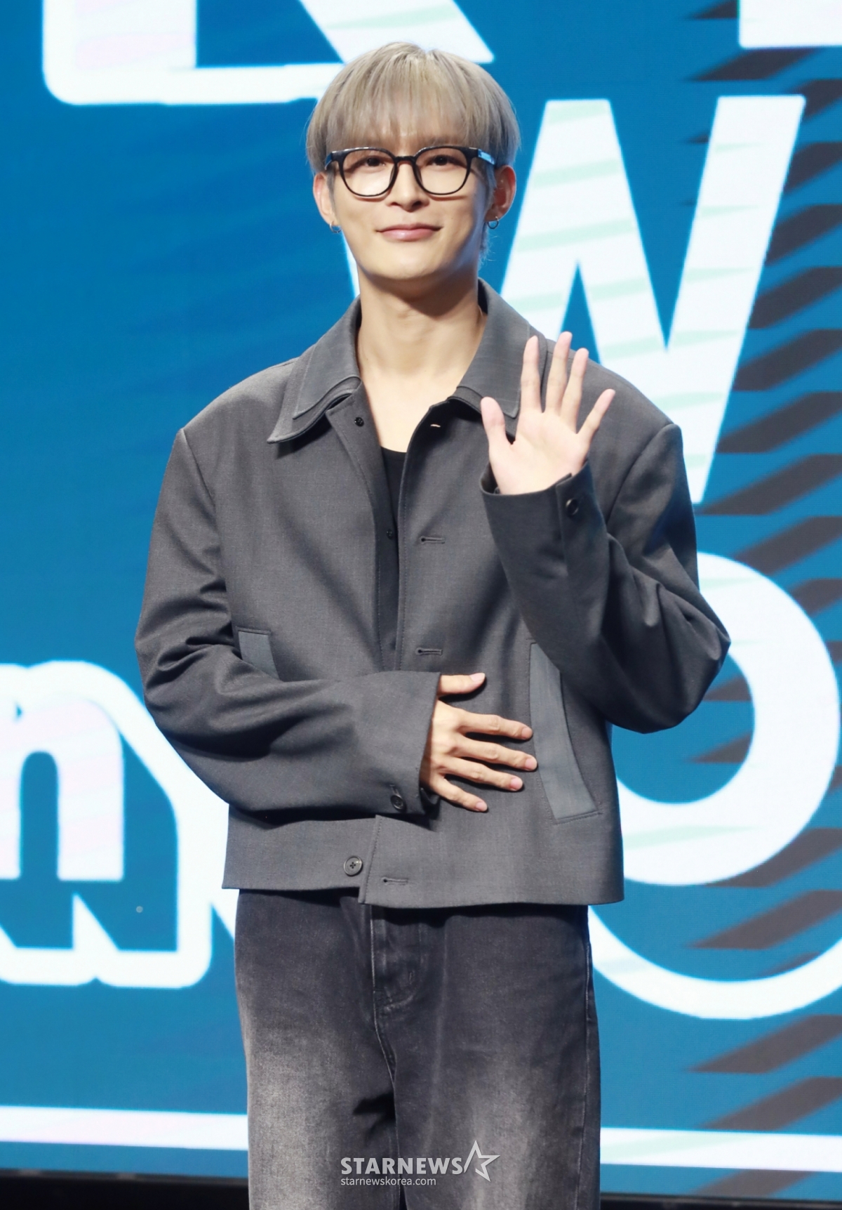 가수 강현우가 23일 오후 서울 마포구 H-STAGE에서 진행된 'K팝 위크 인 홍대' 개최 기자간담회에 참석해 포즈를 취하고 있다. ‘더 가까이, 더 진심으로’라는 슬로건 아래 대형 공연장 위주의 K팝 시장에 소극장 기반 라이브 공연 문화를 확산시키겠다는 취지로 마련된 'K팝 위크 인 홍대'는 엠블랙 양승호, CLC 예은, 틴탑 천지, 루네이트, 남태현 등 다양한 아티스트들이 5월 3일, 10일 11일에 홍대 일대 여러 소극장에서 공연을 선보인다. /2025.04.23 /사진=이동훈 photoguy@