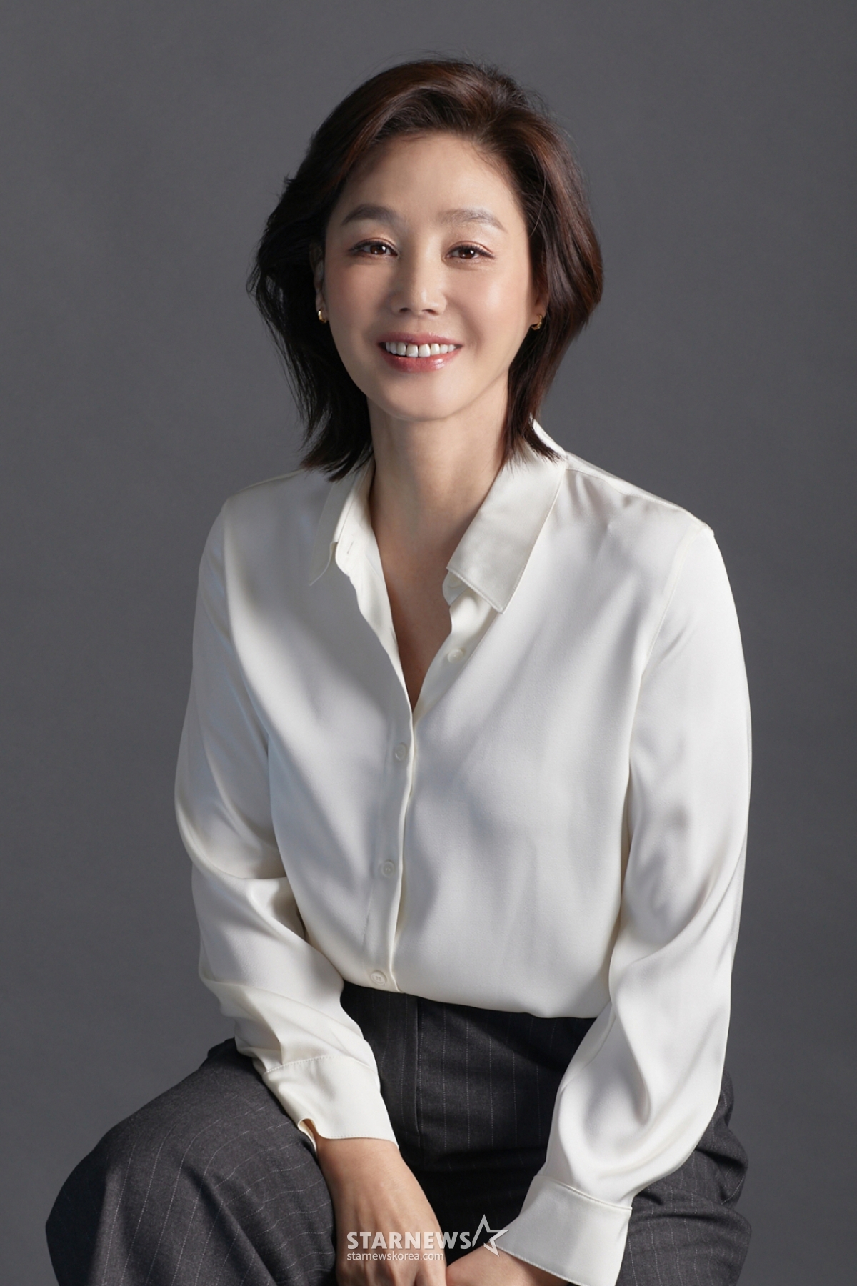 배우 김성령이 JTBC 토일드라마 '정숙한 세일즈' 종영 인터뷰를 위해 포즈를 취하고 있다. 김성령은 극중 방판 시스터즈의 맏언니 오금희 역을 맡았다. 오금희는 과거 부유한 환경에서 살아왔으나 일련의 사건으로 방판에 뛰어든 인물이다. / 사진제공-FN엔터테인먼트 /사진=김창현 chmt@