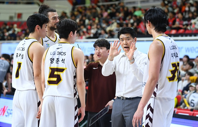 조상현 창원 LG(오른쪽에서 두 번째) 감독이 선수단에 지시를 내리고 있다. /사진=KBL 제공