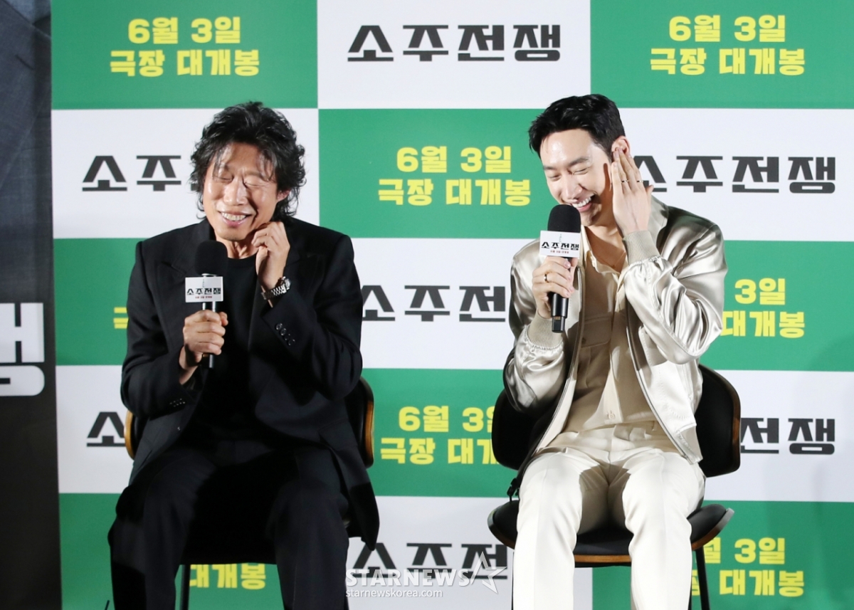 배우 유해진, 이제훈이 24일 오전 서울 강남구 코엑스 메가박스에서 열린 영화 '소주전쟁' (감독 최윤진) 제작보고회에 참석해 질의응답을 하고 있다. /2025.04.24 /사진=김휘선 hwijpg@