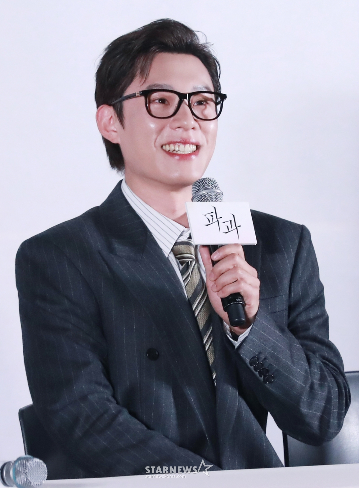 배우 김성철이 24일 오후 서울 CGV용산아이파크몰에서 진행된 영화 '파과'(감독 민규동) 언론배급시사회 및 기자간담회에 참석해 질문에 답하고 있다.  바퀴벌레 같은 인간들을 처리하는 조직에서 40여 년간 활동한 레전드 킬러 ‘조각’과 평생 그를 쫓은 미스터리한 킬러 ‘투우’의 강렬한 대결을 그린 액션 드라마 영화 '파과'는 오는 30일 개봉한다. /2025.04.30 /사진=이동훈 photoguy@