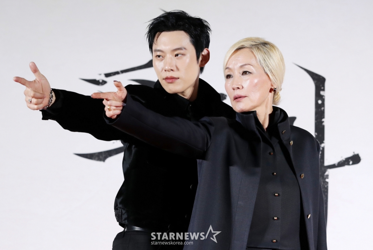 배우 김성철, 이혜영이 27일 오전 서울 광진구 롯데시네마 건대입구에서 열린 영화 '파과'(감독 민규동) 제작보고회에 참석해 포즈를 취하고 있다. '파과'는 바퀴벌레 같은 인간들을 처리하는 조직에서 40여 년간 활동한 레전드 킬러 조각(이혜영)과 평생 그를 쫓은 미스터리한 킬러 투우(김성철)의 강렬한 대결을 그린 액션 드라마다. 오는 5월 1일 개봉 예정. /2025.03.27 /사진=김휘선 hwijpg@