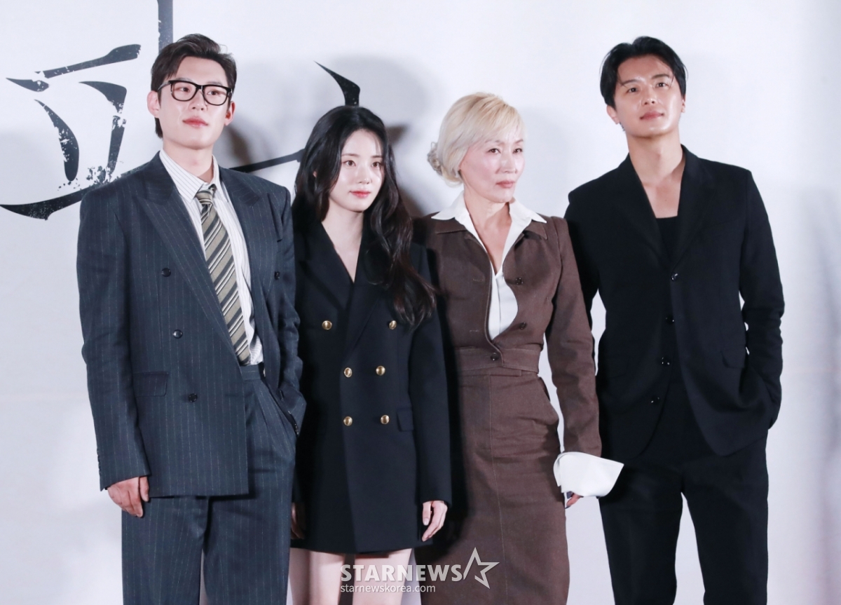 배우 김성철, 신시아, 이혜영, 연우진이 24일 오후 서울 CGV용산아이파크몰에서 진행된 영화 '파과'(감독 민규동) 언론배급시사회 및 기자간담회에 참석해 포즈를 취하고 있다. 바퀴벌레 같은 인간들을 처리하는 조직에서 40여 년간 활동한 레전드 킬러 ‘조각’과 평생 그를 쫓은 미스터리한 킬러 ‘투우’의 강렬한 대결을 그린 액션 드라마 영화 '파과'는 오는 30일 개봉한다. /2025.04.30 /사진=이동훈 photoguy@