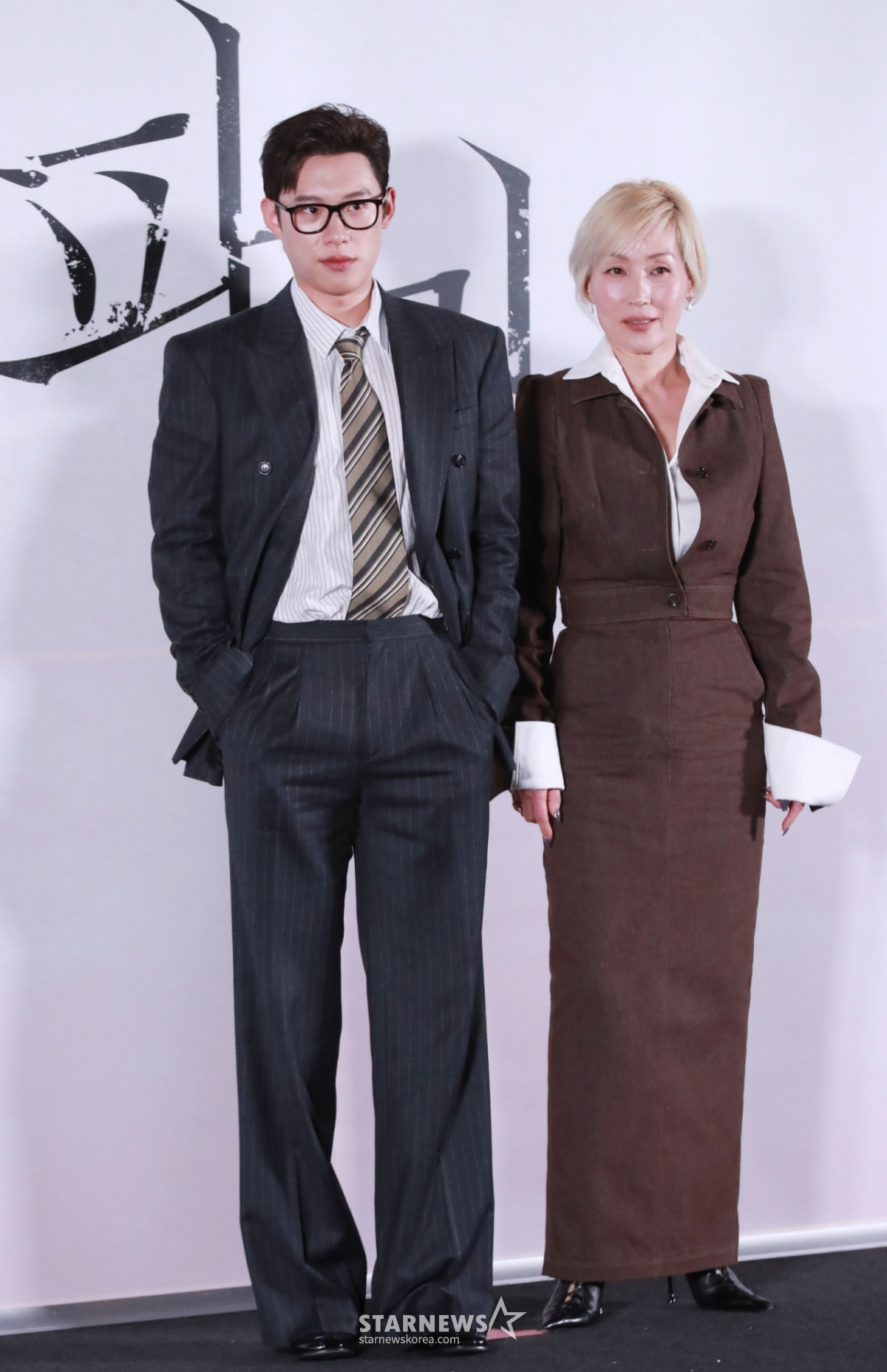 배우 김성철, 이혜영이 24일 오후 서울 CGV용산아이파크몰에서 진행된 영화 '파과'(감독 민규동) 언론배급시사회 및 기자간담회에 참석해 포즈를 취하고 있다. 바퀴벌레 같은 인간들을 처리하는 조직에서 40여 년간 활동한 레전드 킬러 ‘조각’과 평생 그를 쫓은 미스터리한 킬러 ‘투우’의 강렬한 대결을 그린 액션 드라마 영화 '파과'는 오는 30일 개봉한다. /2025.04.30 /사진=이동훈 photoguy@