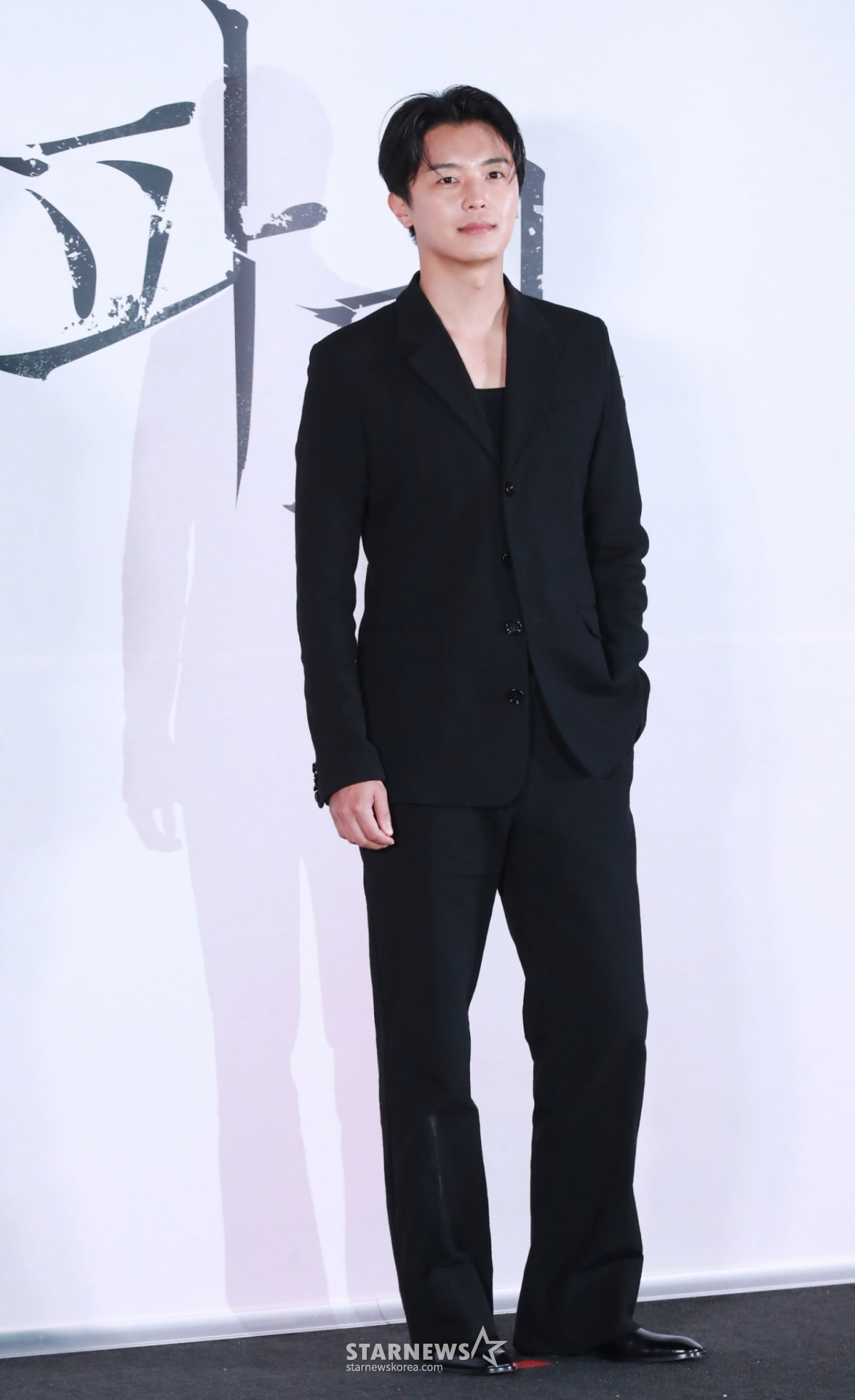 배우 연우진이 24일 오후 서울 CGV용산아이파크몰에서 진행된 영화 '파과'(감독 민규동) 언론배급시사회 및 기자간담회에 참석해 포즈를 취하고 있다. 바퀴벌레 같은 인간들을 처리하는 조직에서 40여 년간 활동한 레전드 킬러 ‘조각’과 평생 그를 쫓은 미스터리한 킬러 ‘투우’의 강렬한 대결을 그린 액션 드라마 영화 '파과'는 오는 30일 개봉한다. /2025.04.30 /사진=이동훈 photoguy@