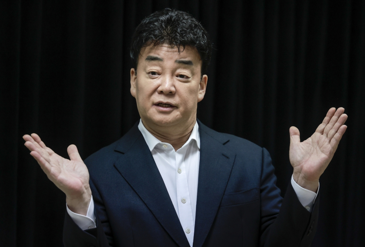 [서울=뉴시스] 정병혁 기자 = 백종원 더본코리아 대표가 28일 서울 서초구의 한 회의공간에서 열린 더본코리아 주주총회에서 취재진의 질문에 답하고 있다. 2025.03.28. jhope@newsis.com /사진=정병혁