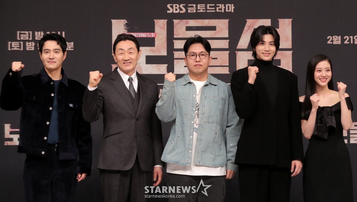 진창규 감독(가운데), 배우 이해영, 허준호, 박형식, 홍화연이 21일 오후 서울 양천구 목동 SBS사옥에서 진행된 금토드라마 '보물섬' 제작발표회에 참석해 포즈를 취하고 있다. '보물섬'은 2조원의 정치 비자금을 해킹한 서동주(박형식 분)가 자신을 죽인 절대 악과 그 세계를 무너뜨리기 위해 모든 것을 걸고 싸우는 인생 풀베팅 복수전을 담은 작품이다. 2025.02.21 /사진=김창현 chmt@