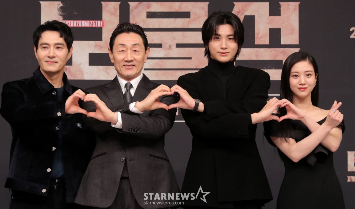 배우 이해영, 허준호, 박형식, 홍화연이 21일 오후 서울 양천구 목동 SBS사옥에서 진행된 금토드라마 '보물섬' 제작발표회에 참석해 포즈를 취하고 있다. '보물섬'은 2조원의 정치 비자금을 해킹한 서동주(박형식 분)가 자신을 죽인 절대 악과 그 세계를 무너뜨리기 위해 모든 것을 걸고 싸우는 인생 풀베팅 복수전을 담은 작품이다. 2025.02.21 /사진=김창현 chmt@
