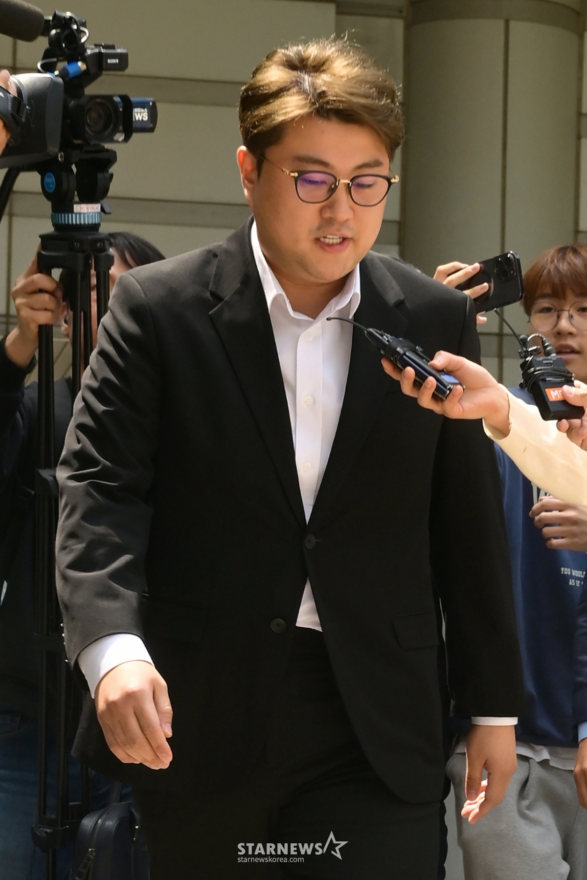 음주 운전 뺑소니 등의 혐의로 구속 영장이 청구된 트로트 가수 김호중이 영장실질심사를 받기 위해 24일 오전 서울중앙지방법원으로 들어서고 있다. /2024.05.24 /사진=이동훈