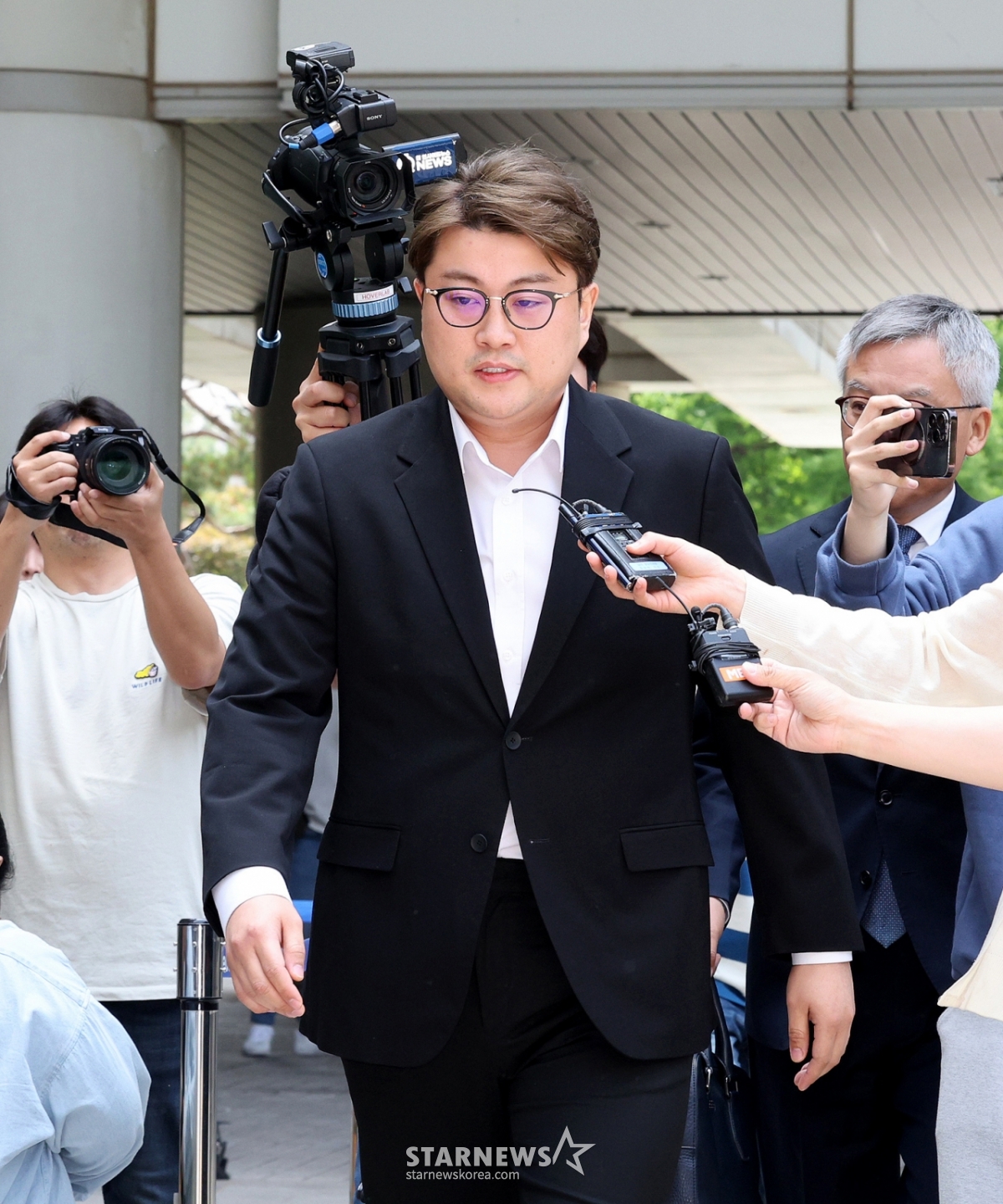 음주 운전 뺑소니 등의 혐의로 구속 영장이 청구된 트로트 가수 김호중이 영장실질심사를 받기 위해 24일 오전 서울중앙지방법원으로 들어서고 있다. /2024.05.24 /사진=이동훈