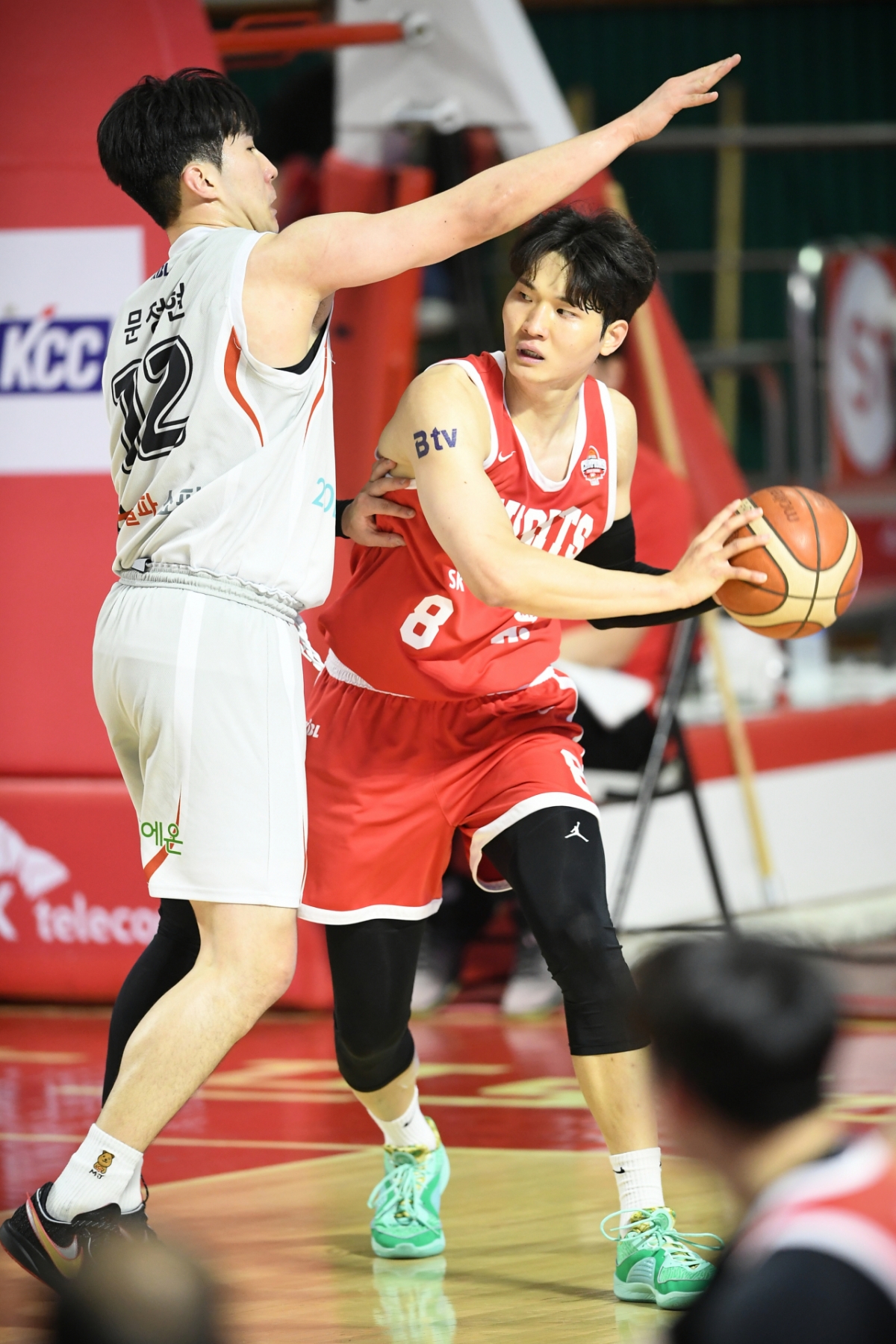 패스 줄 곳을 찾는 안영준(오른쪽). /사진=KBL 제공