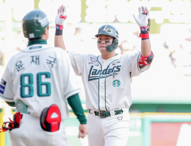 SSG 고명준(오른쪽). /사진=SSG 랜더스 제공