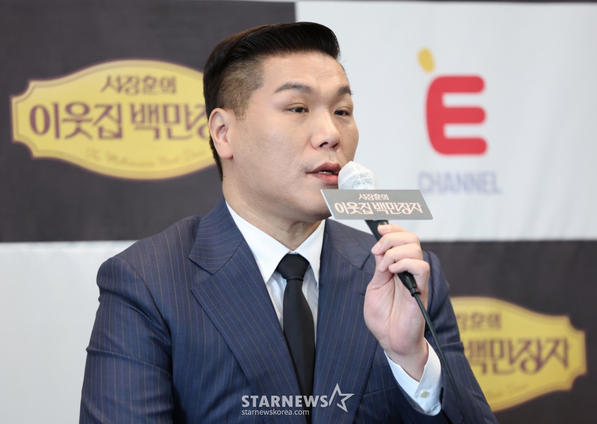 (서울=뉴스1) 권현진 기자 = 방송인 서장훈이 8일 오전 서울 중구 한국프레스센터에서 열린 EBS, E채널 '서장훈의 이웃집 백만장자' 제작발표회에 참석해 포즈를 취하고 있다. '서장훈의 이웃집 백만장자'는 부와 성공을 일군 '진짜 부자'를 찾아가 그들의 비결을 탐구하는 프로그램이다. 2025.4.8/뉴스1 Copyright © 뉴스1. All rights reserved. 무단 전재 및 재배포, AI학습 이용 금지. /사진=(서울=뉴스1) 권현진 기자