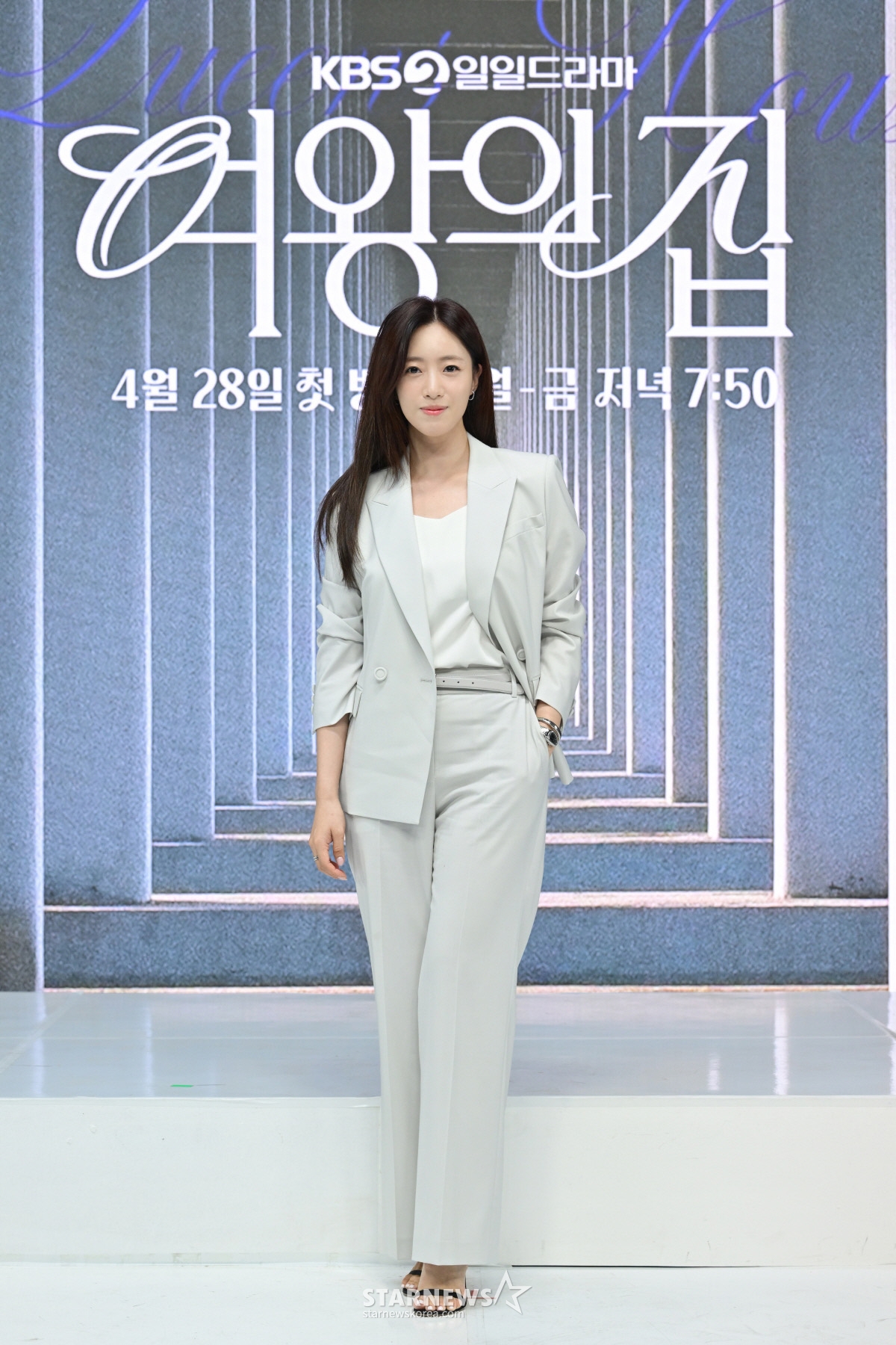 배우 함은정이 28일 열린 KBS 2TV 일일드라마 '여왕의 집' 온라인 제작발표회에서 포즈를 취하고 있다. /사진제공=KBS 2025.04.28 /사진=김휘선 hwijpg@