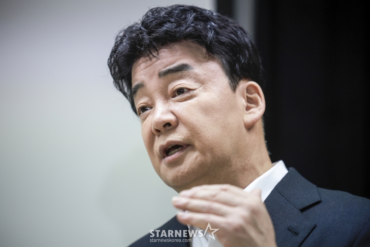 [서울=뉴시스] 정병혁 기자 = 백종원 더본코리아 대표가 28일 서울 서초구의 한 회의공간에서 열린 더본코리아 주주총회에서 취재진의 질문에 답하고 있다. 2025.03.28. jhope@newsis.com /사진=정병혁
