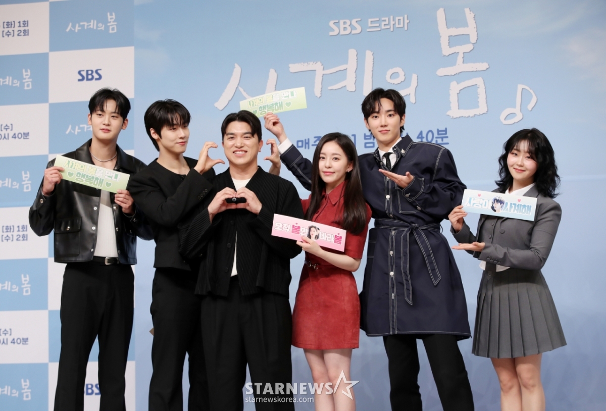 배우 김선민, 이승협, 김성용 감독, 배우 박지후, 하유준, 서혜원이 28일 서울 양천구 목동 SBS에서 진행된 드라마 '사계의 봄' 제작발표회에 참석해 포즈를 취하고 있다. /2025.04.28 /사진=김휘선 hwijpg@