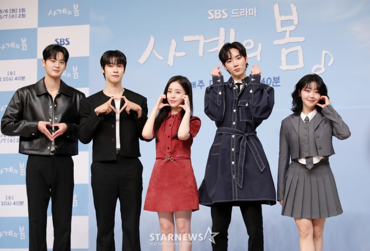 배우 김선민, 이승협, 박지후, 하유준, 서혜원이 28일 서울 양천구 목동 SBS에서 진행된 드라마 '사계의 봄' 제작발표회에 참석해 포즈를 취하고 있다. /2025.04.28 /사진=김휘선 hwijpg@