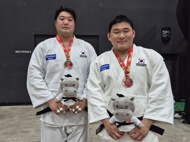 2025 아시아유도선수권대회 남자 100㎏ 이상급에서 금메달을 딴 이승엽(왼쪽)과 동메달 김민종. /사진=대한유도회 제공