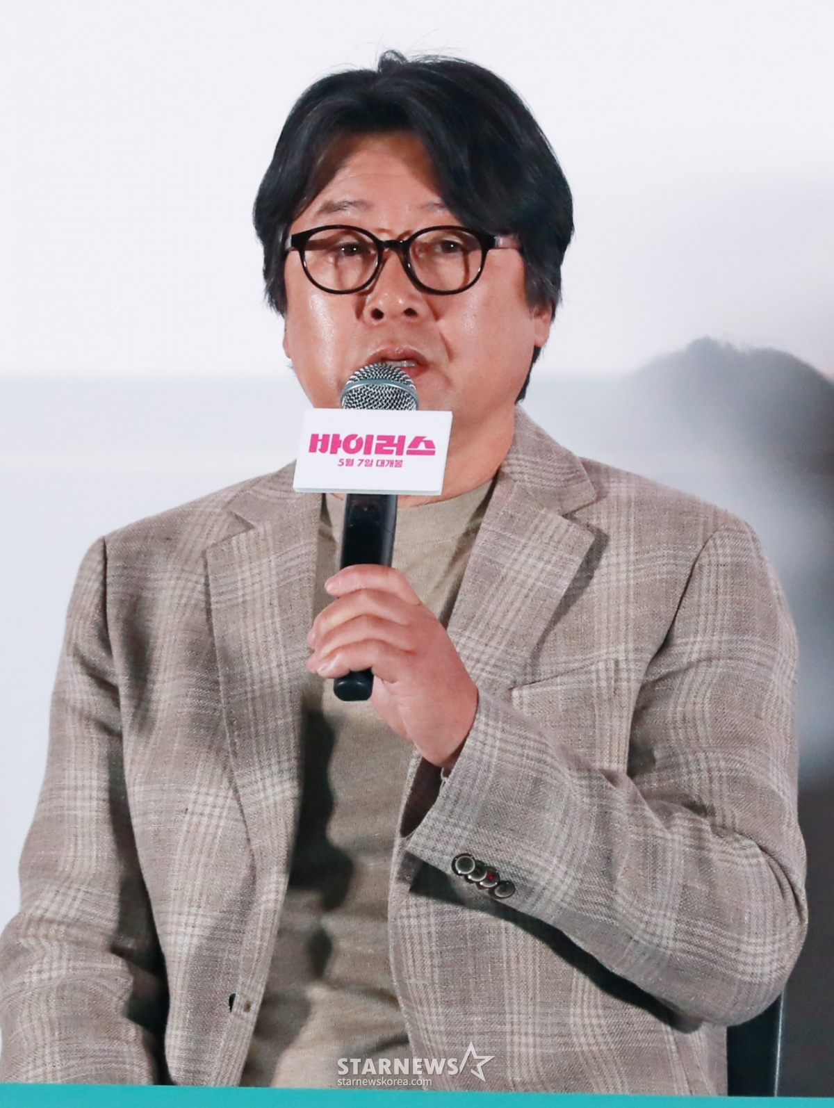 배우 김윤석이 28일 오후 서울 CGV 용산아이파크몰에서 진행된 영화 '바이러스'(감독 강이관) 언론배급시사회 및 기자간담회에 참석해 질문에 답하고 있다. 이유 없이 사랑에 빠지는 치사율 100% 바이러스에 감염된 택선이 모쏠 연구원 수필, 오랜 동창 연우, 그리고 치료제를 만들 수 있는 유일한 전문가 이균까지 세 남자와 함께하는 예기치 못한 여정을 그린 영화 '바이러스'는 5월 7일 개봉한다. /2025.04.28 /사진=이동훈 photoguy@