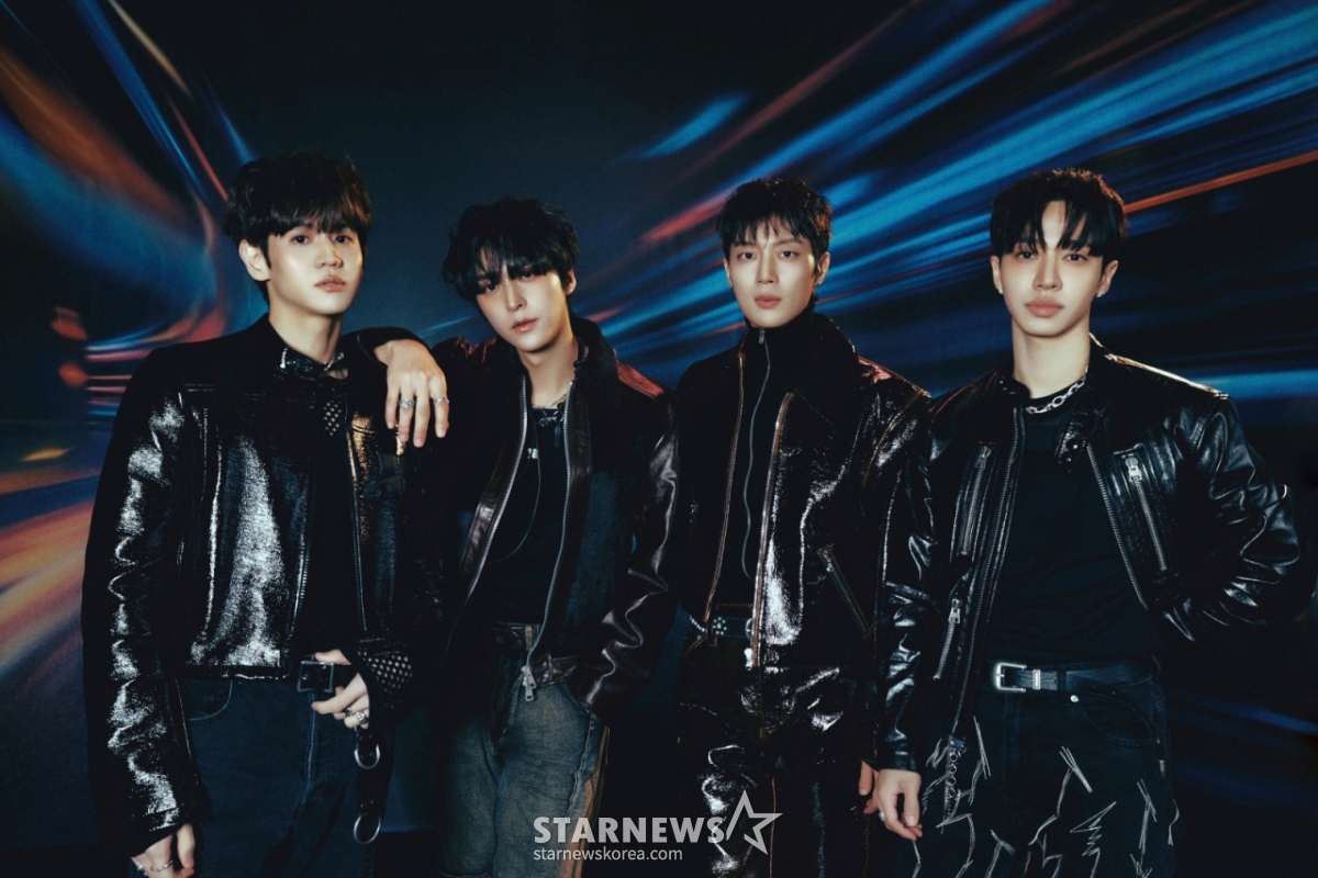 그룹 하이라이트가 28일 여섯 번째 미니앨범 '프롬 리얼 투 서리얼(From Real to Surreal)' 발매 기념 온라인 기자간담회를 위해 포즈를 취하고 있다. /사진제공=어란운드어스 2025.04.28 /사진=김휘선 hwijpg@