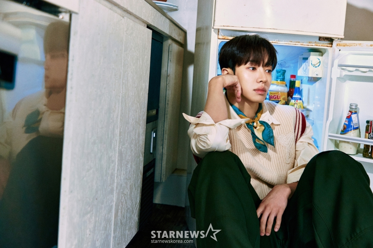 그룹 하이라이트 이기광이 28일 여섯 번째 미니앨범 '프롬 리얼 투 서리얼(From Real to Surreal)' 발매 기념 온라인 기자간담회를 위해 포즈를 취하고 있다. /사진제공=어란운드어스 2025.04.28 /사진=김휘선 hwijpg@