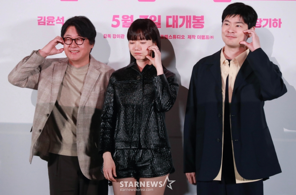 배우 김윤석, 배두나, 장기하가 28일 오후 서울 CGV 용산아이파크몰에서 진행된 영화 '바이러스'(감독 강이관) 언론배급시사회 및 기자간담회에 참석해 포즈를 취하고 있다. 이유 없이 사랑에 빠지는 치사율 100% 바이러스에 감염된 택선이 모쏠 연구원 수필, 오랜 동창 연우, 그리고 치료제를 만들 수 있는 유일한 전문가 이균까지 세 남자와 함께하는 예기치 못한 여정을 그린 영화 '바이러스'는 5월 7일 개봉한다. /2025.04.28 /사진=이동훈 photoguy@