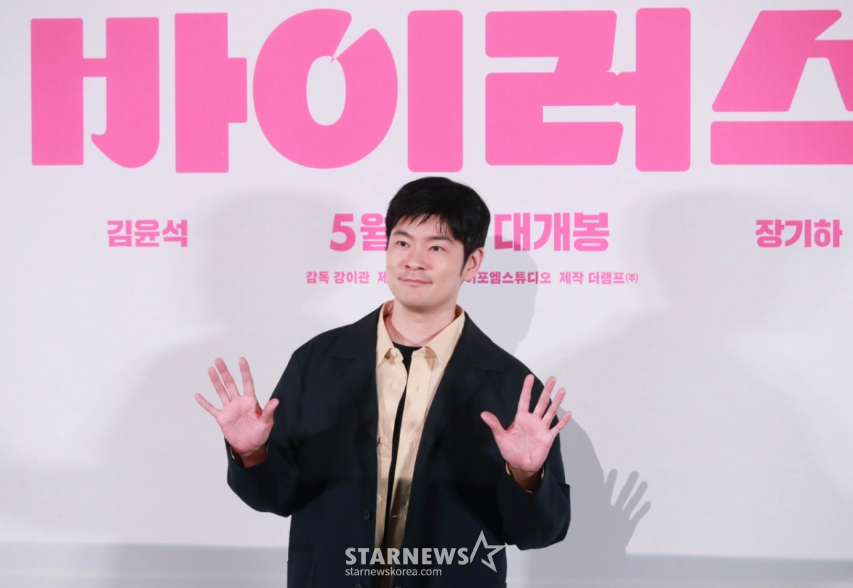 배우 장기하가 28일 오후 서울 CGV 용산아이파크몰에서 진행된 영화 '바이러스'(감독 강이관) 언론배급시사회 및 기자간담회에 참석해 포즈를 취하고 있다. 이유 없이 사랑에 빠지는 치사율 100% 바이러스에 감염된 택선이 모쏠 연구원 수필, 오랜 동창 연우, 그리고 치료제를 만들 수 있는 유일한 전문가 이균까지 세 남자와 함께하는 예기치 못한 여정을 그린 영화 '바이러스'는 5월 7일 개봉한다. /2025.04.28 /사진=이동훈 photoguy@