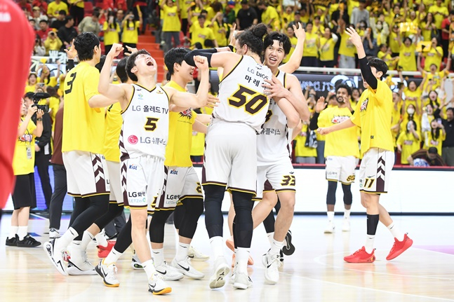 LG 선수단이 28일 열린 4강 플레이오프 3차전 승리 후 기뻐하고 있다. /사진=KBL 제공