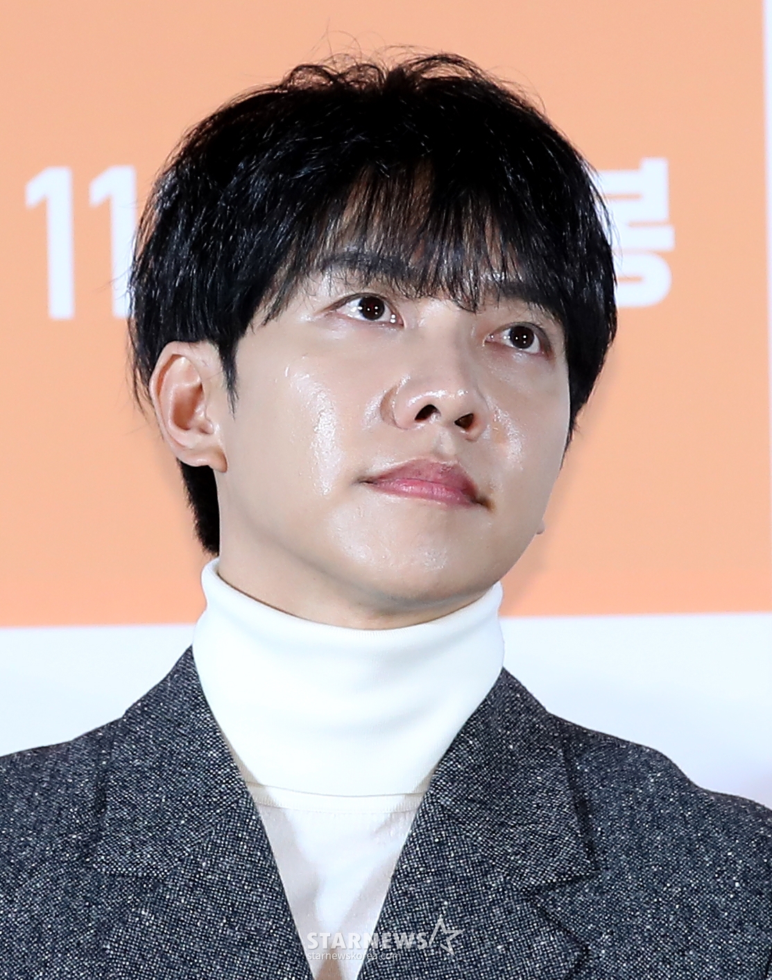 (서울=뉴스1) 권현진 기자 = 배우 이승기가 12일 서울 광진구 롯데시네마 건대입구에서 열린 영화 '대가족'(감독 양우석) 제작보고회에서 가족 관련 질문을 받고 있다. '대가족'은 스님이 된 아들 함문석(이승기 분) 때문에 대가 끊긴 만두 맛집 평만옥 사장 함무옥(김윤석 분)에게 세상 본 적 없던 귀여운 손주들이 찾아오면서 생각지도 못한 기막힌 동거 생활을 하게 되는 가족 코미디다. 2024.11.12./뉴스1 Copyright © 뉴스1. All rights reserved. 무단 전재 및 재배포, AI학습 이용 금지. /사진=(서울=뉴스1) 권현진 기자