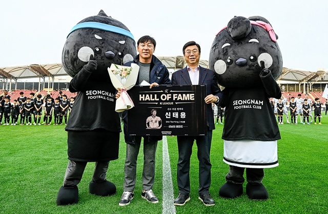 성남FC의 신태용 비상근 단장(왼쪽)과 신상진 구단주. /사진=성남FC 제공