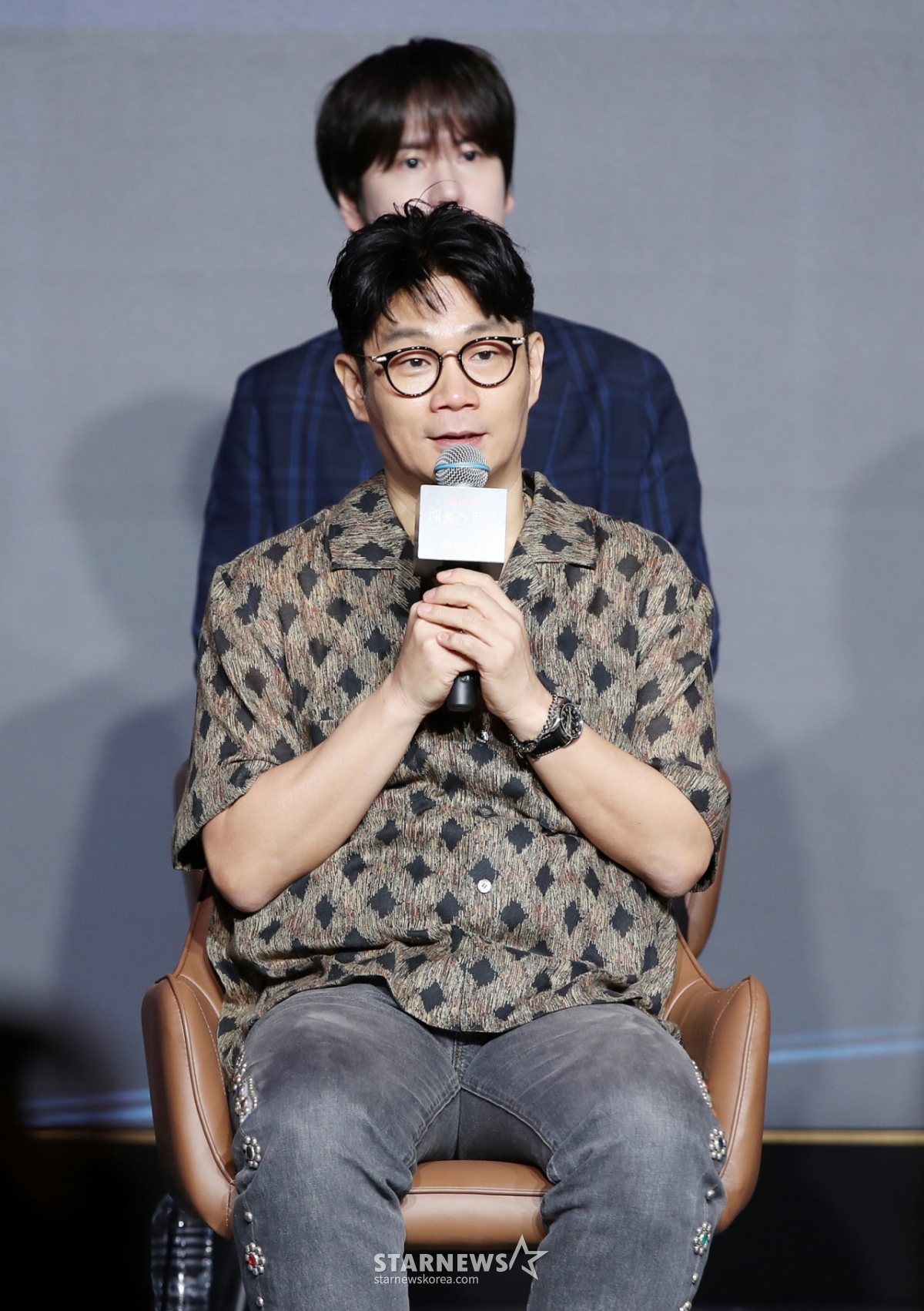 정종연 PD가 29일 오전 서울 마포구 호텔나루에서 열린 넷플릭스 '데블스 플랜: 데스룸' 제작발표회에 참석해 인사말을 하고 있다. 정종연 PD가 연출하는 '데블스 플랜: 데스룸'은 다양한 직업군의 플레이어가 7일간 합숙하며 최고의 브레인을 가리는 두뇌 서바이벌 게임으로 오는 5월 6일 공개된다. /2025.04.29 /사진=김휘선 hwijpg@