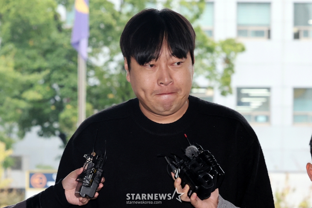 (서울=뉴스1) 이동해 기자 = 인터넷 불법 도박 사실을 털어놓은 개그맨 이진호가 22일 오후 서울 강남경찰서에 피의자 신분으로 출석하고 있다. 2024.10.22/뉴스1 Copyright © 뉴스1. All rights reserved. 무단 전재 및 재배포, AI학습 이용 금지. /사진=(서울=뉴스1) 이동해 기자