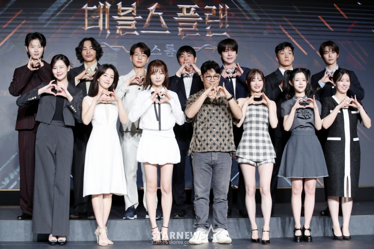모델 최현준, 보드게임 유튜버 티노, 박상연, 이세돌 전 프로바둑기사, 가수 규현, 세븐하이, 정현규, 손은유, 김하린, 츄, 정종연 PD, 윤소희, 강지영, 이승현(뒷줄 왼쪽부터 시계방향)이 29일 오전 서울 마포구 호텔나루에서 열린 넷플릭스 '데블스 플랜: 데스룸' 제작발표회에 참석해 포즈를 취하고 있다. 정종연 PD가 연출하는 '데블스 플랜: 데스룸'은 다양한 직업군의 플레이어가 7일간 합숙하며 최고의 브레인을 가리는 두뇌 서바이벌 게임으로 오는 5월 6일 공개된다. /2025.04.29 /사진=김휘선 hwijpg@