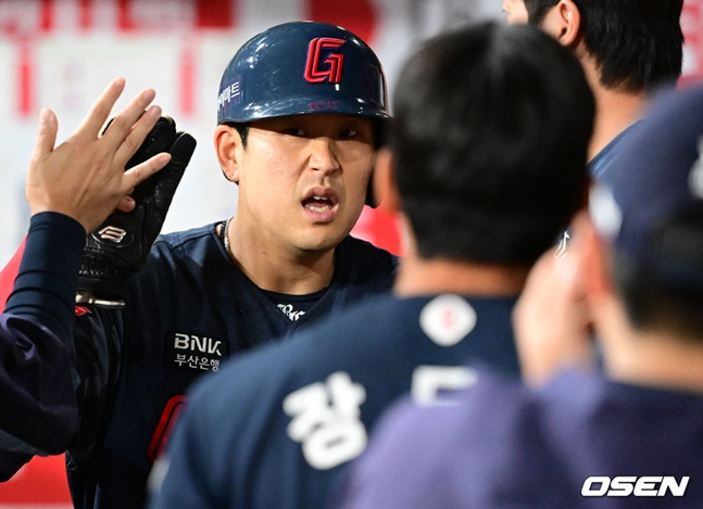 롯데 유강남이 득점한 뒤 더그아웃에서 동료들과 하이파이브를 하고 있다.