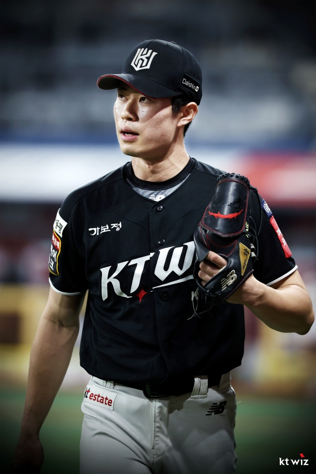 KT 원상현이 조커 문양이 새겨진 글러브를 끼고 마운드를 내려오고 있다. /사진=KT 위즈 제공