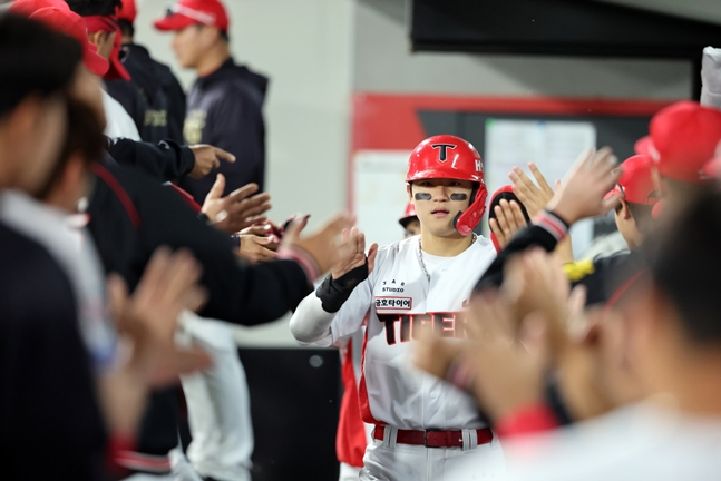 더그아웃으로 복귀한 김도영. /사진=KIA 타이거즈