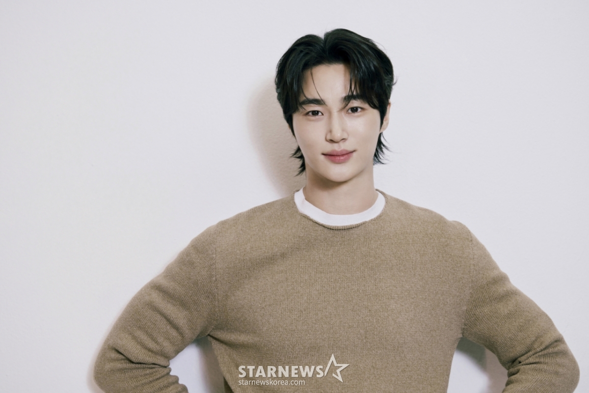 배우 변우석이 서울 종로구 스타뉴스 사옥에서 진행된 '제 9회 아시아 아티스트 어워즈'(The 9th Asia Artist Awards, 이하 'AAA 2024')' 수상 인터뷰를 위해 포즈를 취하고 있다. 변우석은 지난달 27일(현지시각) 태국 방콕에서 열린 'AAA 2024'에서 '대상' 격인 '올해의 남우주연상'과 더불어 'AAA 인기상', 'AAA 아시아 셀러브리티상', '베스트 아티스트상', '베스트 커플상', '베스트 OST상' 등을 차지했다. / 사진제공=바로엔터테인먼트 /사진=김창현 chmt@