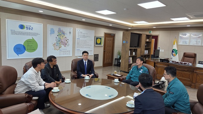 김동문 대한배드민턴협회장이 29일 경북 청송군 관계자들과 이이기하고 있디. /사진=협회 제공