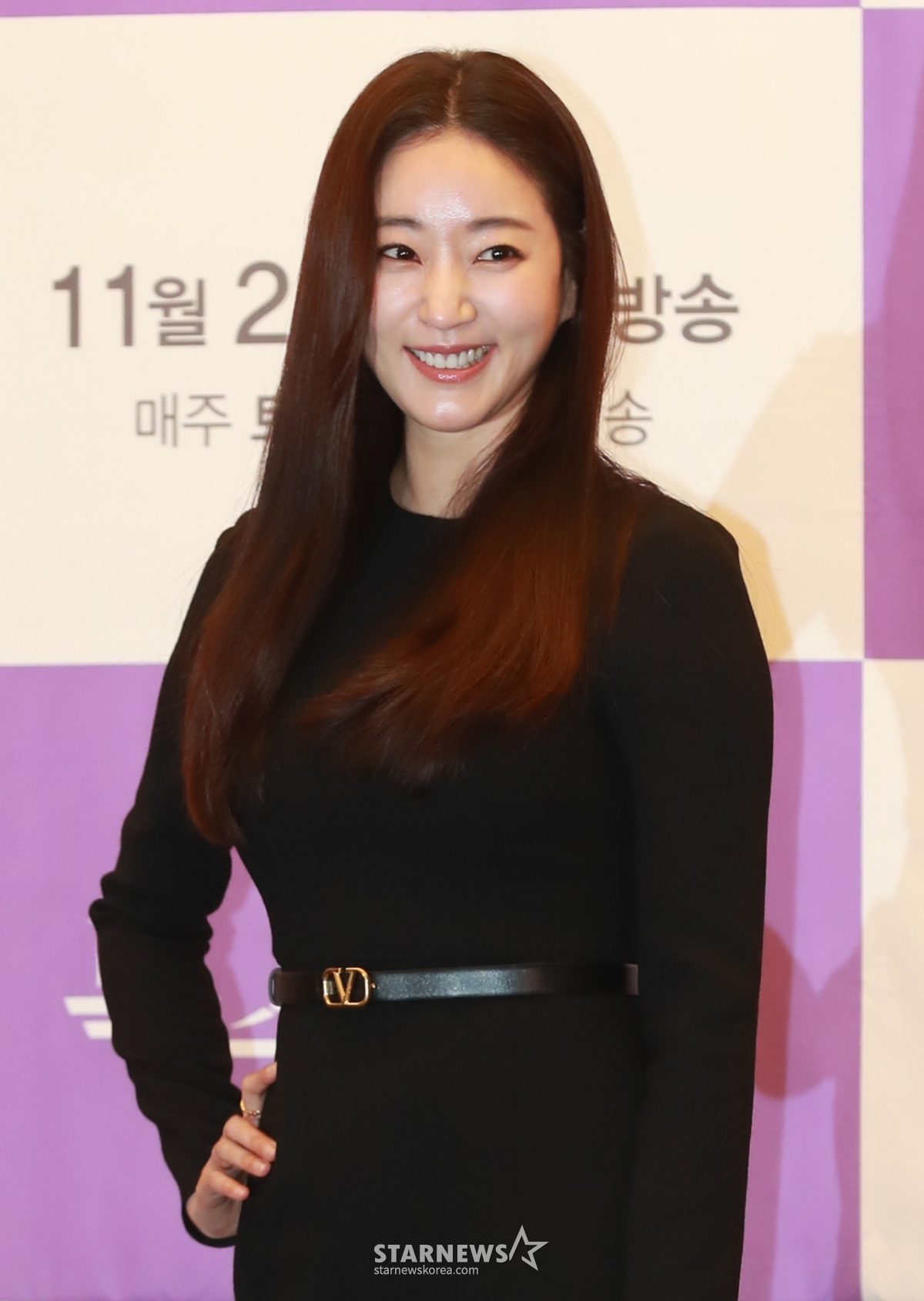 배우 김사랑이 19일 오후 서울 마포구 상암동 스탠포드호텔에서 진행된 TV조선 새 토일드라마 '복수해라' 제작발표회에 앞서 포즈를 취하고 있다.