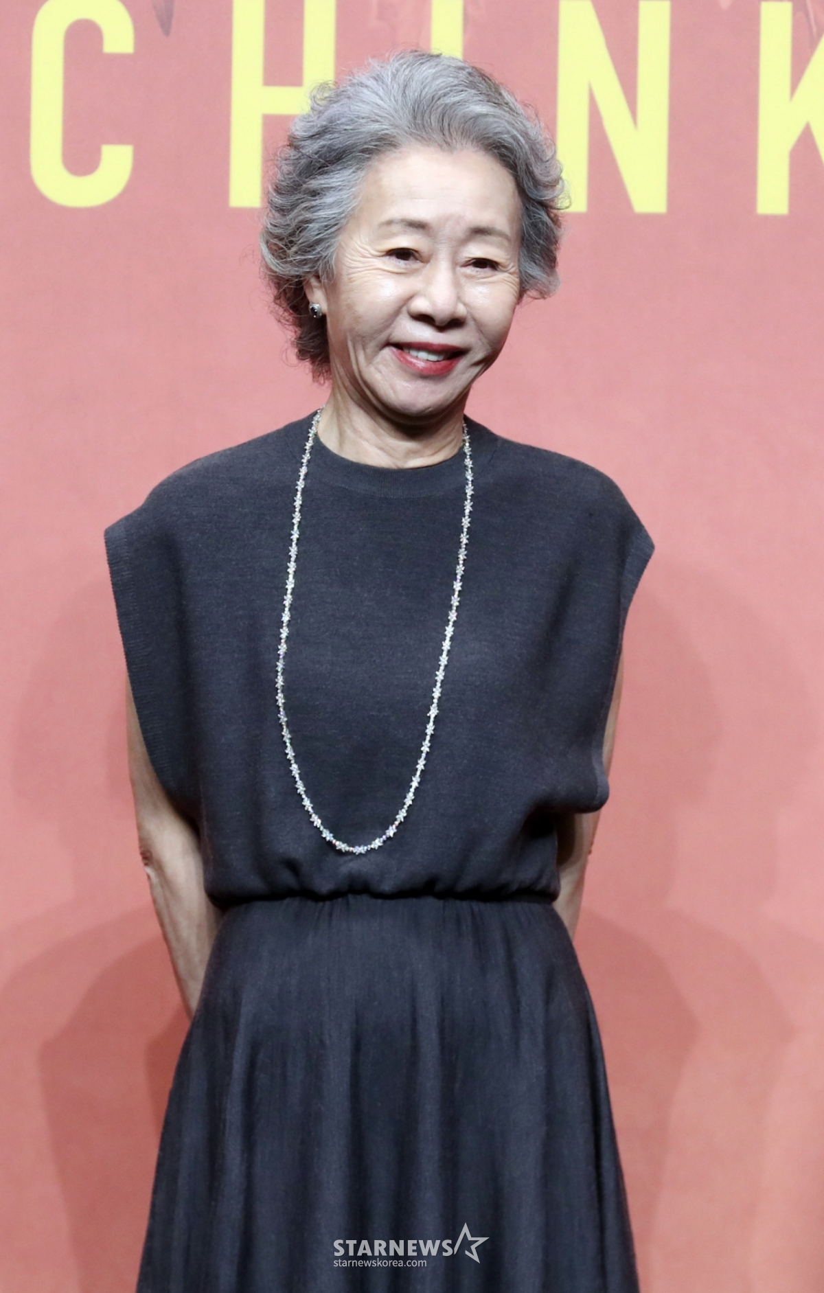 배우 윤여정이 23일 오전 서울 강남구 그랜드인터컨티넨탈 파르나스 그랜드 볼룸에서 열린 애플오리지날 '파친코2' 제작발표회에 참석해 포즈를 취하고 있다. 뉴욕타임스 베스트셀러에 선정된 동명의 소설을 원작으로 한 Apple Original 시리즈 ‘파친코’ - Pachinko. 고국을 떠나 억척스럽게 생존과 번영을 추구하는 한인 이민 가족 4대의 삶과 꿈을 그려낸 드라마로 23일 공개된다. 2024.08.23 /사진=임성균