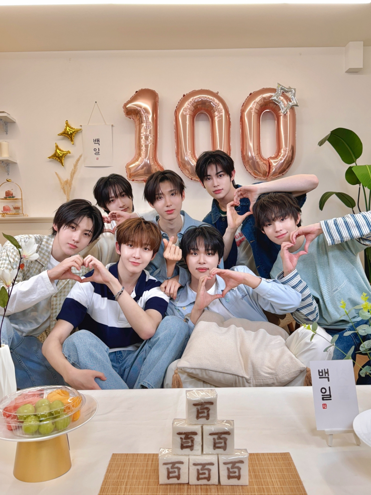 킥플립 데뷔 100일 기념 단체 사진 /사진제공=JYP엔터테인먼트