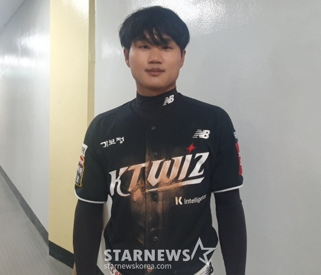 KT 안치영이 30일 잠실 두산전을 승리로 이끈 뒤 사진 촬영에 응하고 있다. /사진=김동윤 기자