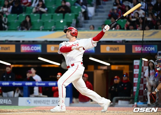 동점 홈런을 치는 SSG 맥브룸.