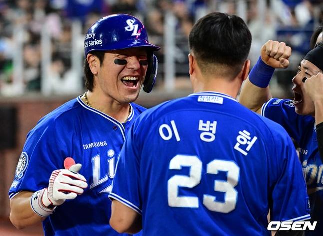 10회초 홈런을 날린 뒤 기뻐하는 강민호(왼쪽).